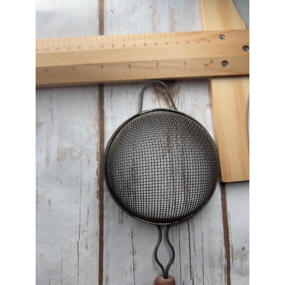 Unbranded Vintage Mesh Strainer Red Wood Handle Rustic Farmhouse Sifter 5in - Picture 4 of 5